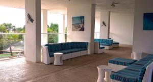 Marriott Crystal Shores Outdoor Lounge Area