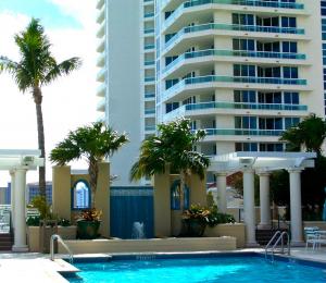 Marriott Beach Place Towers Pool